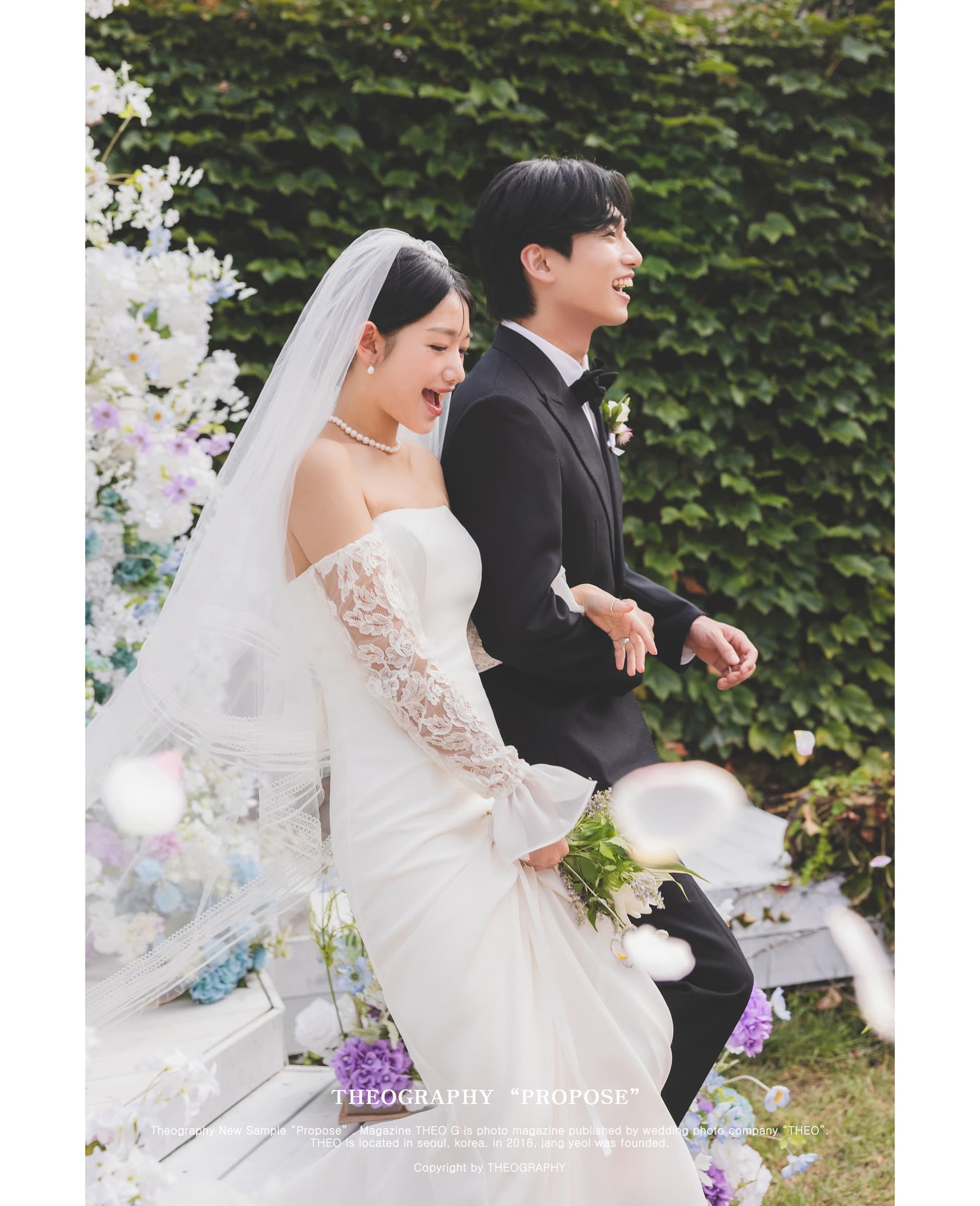 ガーデンを並んで歩く新郎新婦